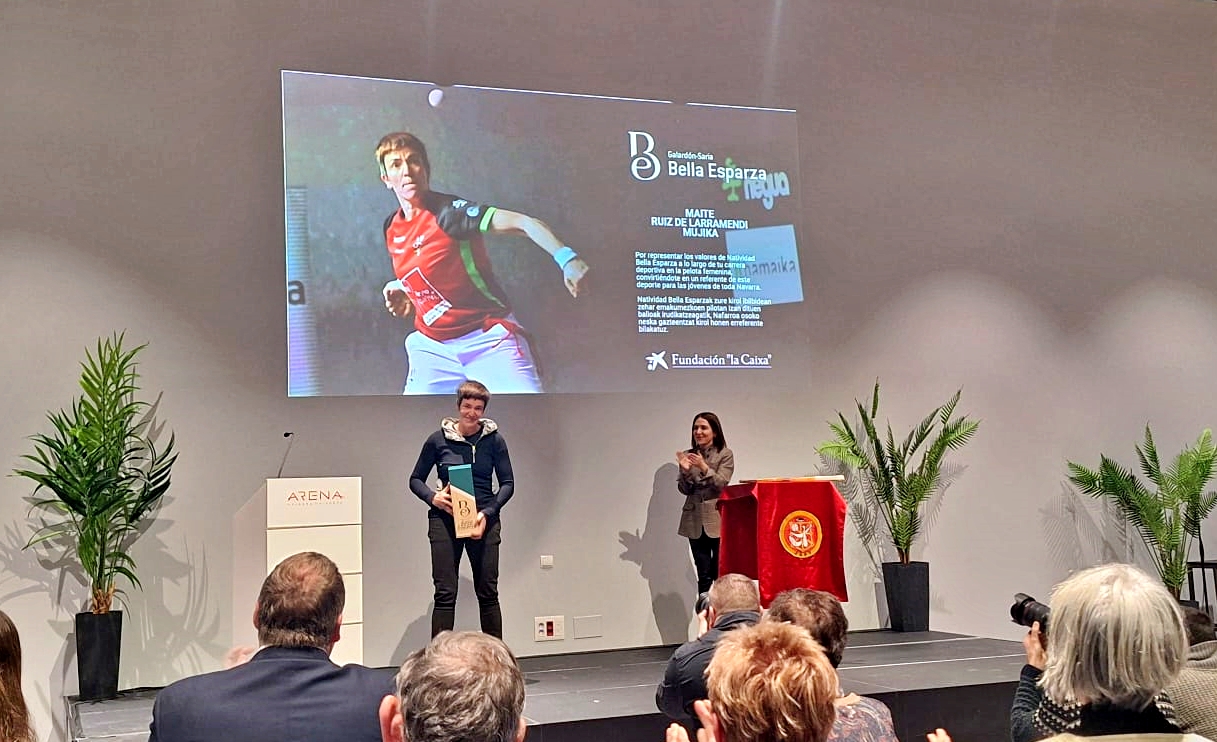 Maite Ruiz de Larramendi recibe el premio «Bella Esparza»