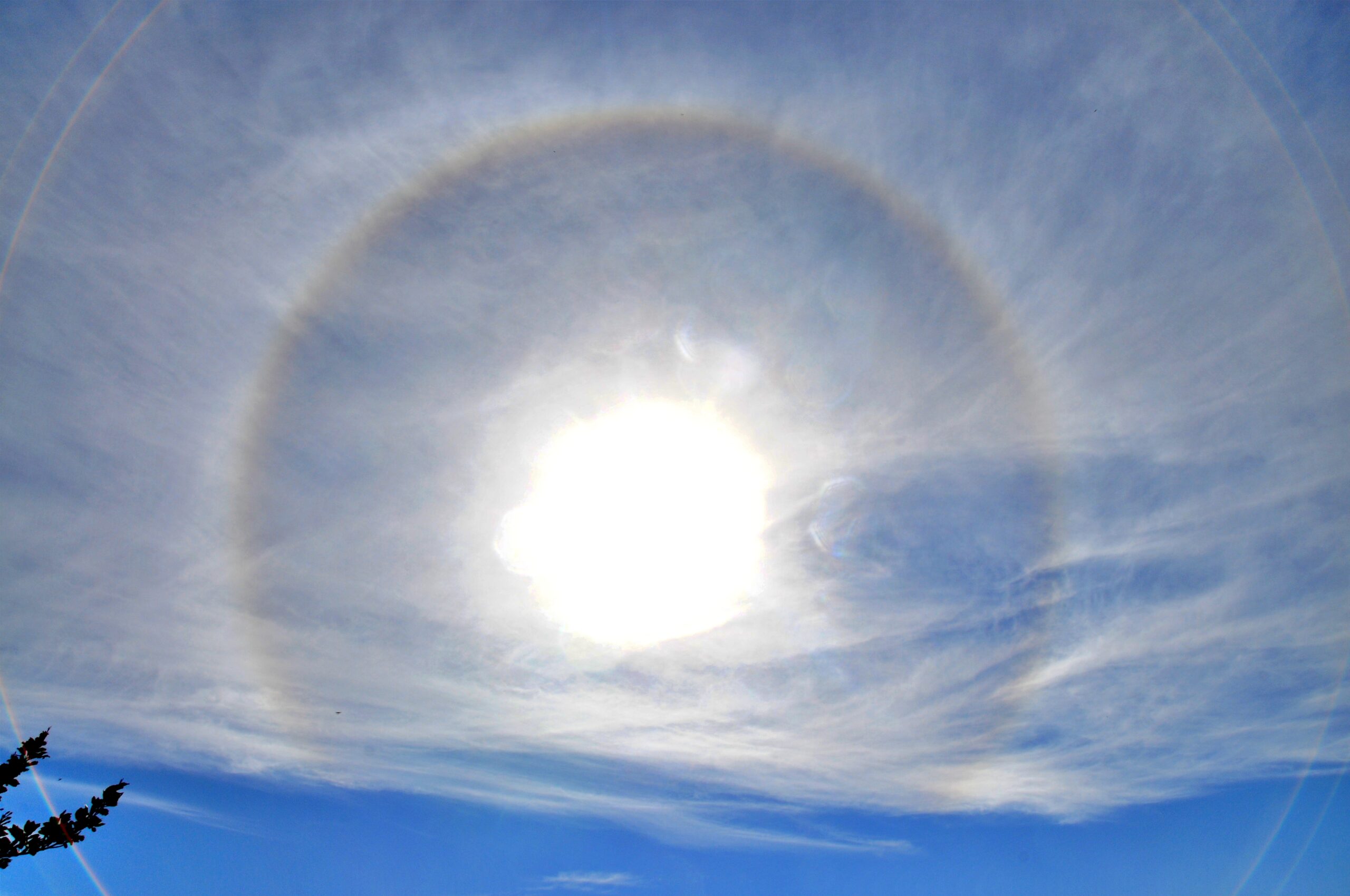 Halo solar doble en el cielo amescoano